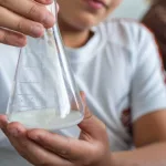 Projeto apresentado em Foz do Iguaçu testa repelente natural contra escorpiões criado por alunos do Paraná
