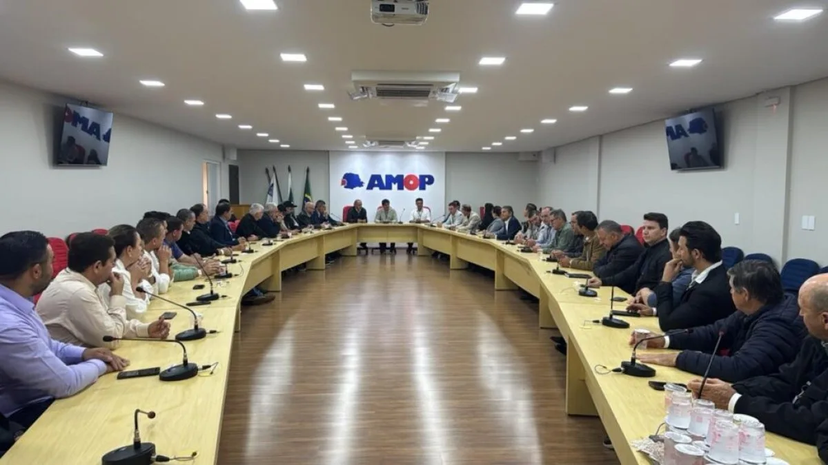 Prefeito de Foz participa de reunião na AMOP sobre pautas regionais de 2027