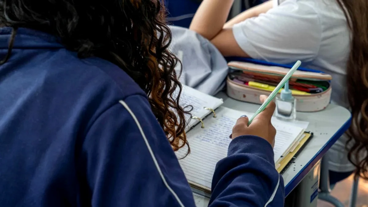 Professores do Paraná apontam temas que podem cair na redação do Enem 2026