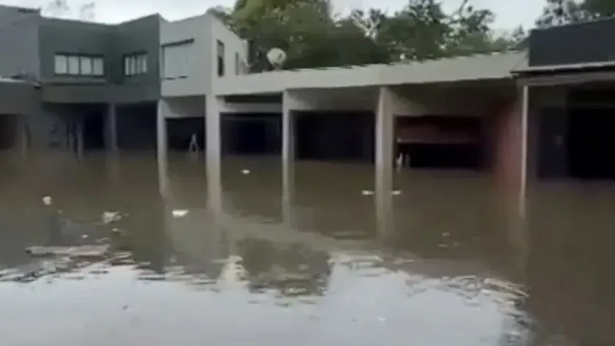 Cheia do Rio Paraná alaga quiosques em Foz e Itaipu abre segunda calha do vertedouro