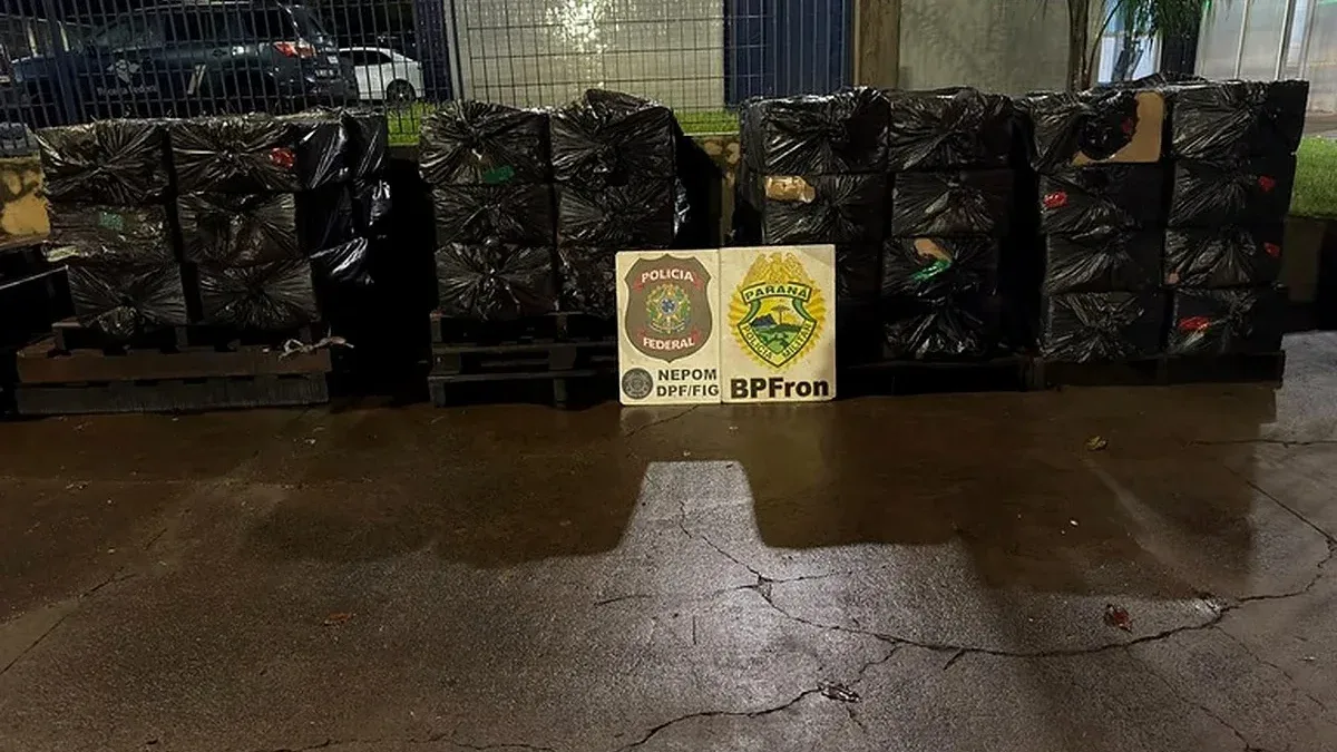 PF e PM apreendem 20 mil maços de cigarros contrabandeados em depósito em Foz do Iguaçu