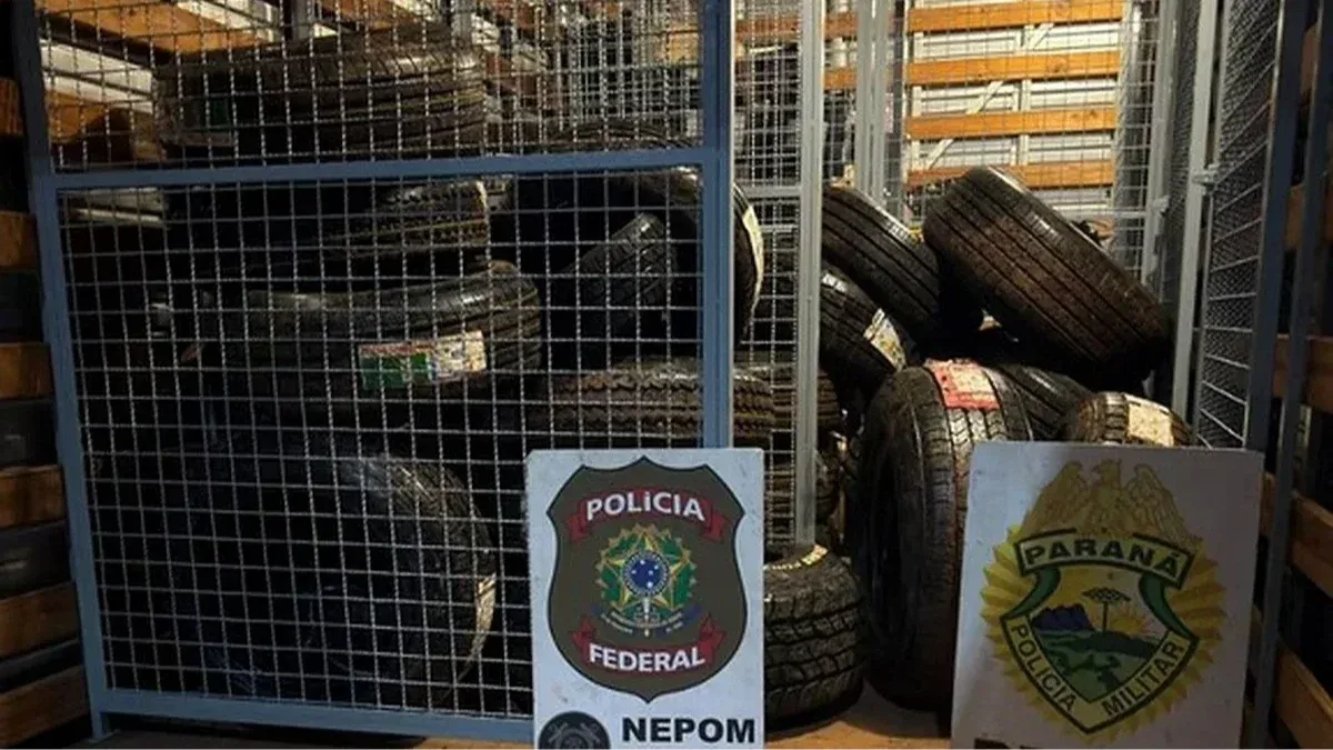 PF e PM apreendem cerca de 150 pneus de origem estrangeira em depósito clandestino em Foz do Iguaçu