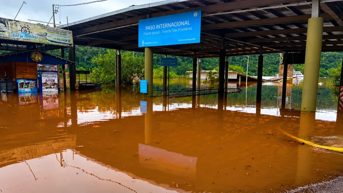 Rio Iguaçu atinge nível de evacuação em Puerto Iguazú e cheia afeta estrutura na fronteira