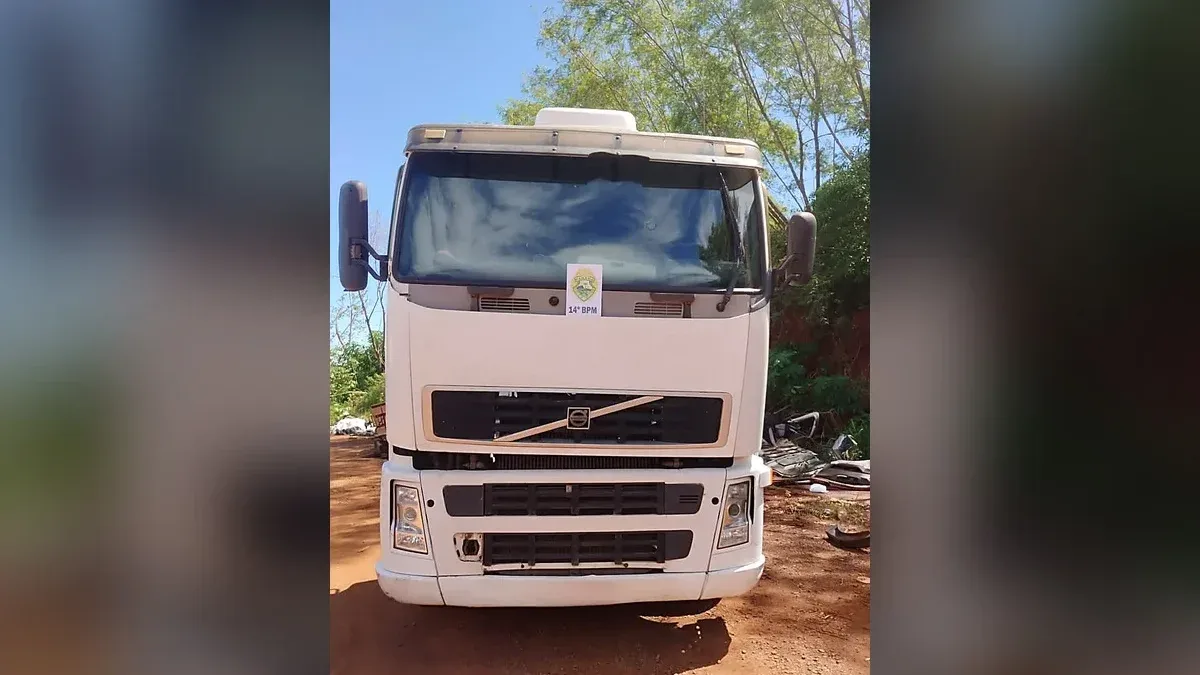 PM recupera caminhão com registro de furto ou roubo em oficina de Medianeira