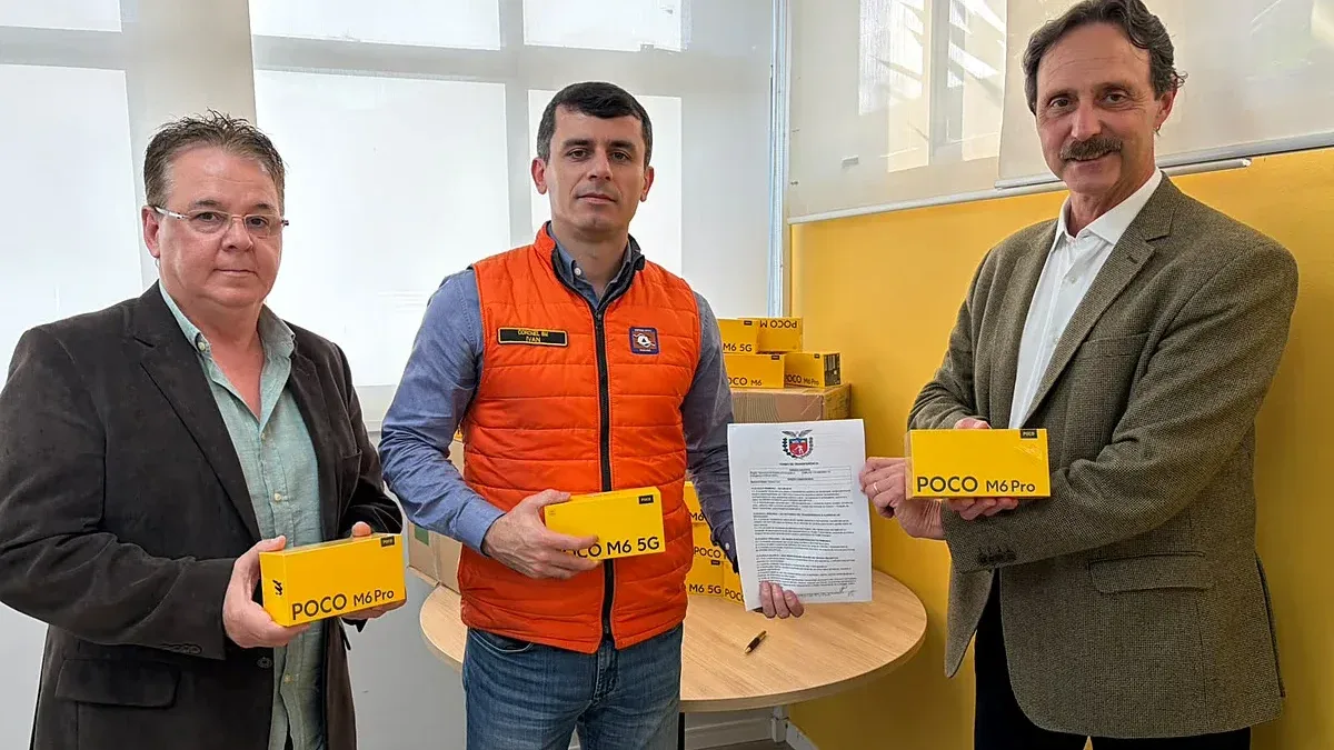 Paraná entrega 1.000 celulares à Defesa Civil para reforçar comunicação com os municípios