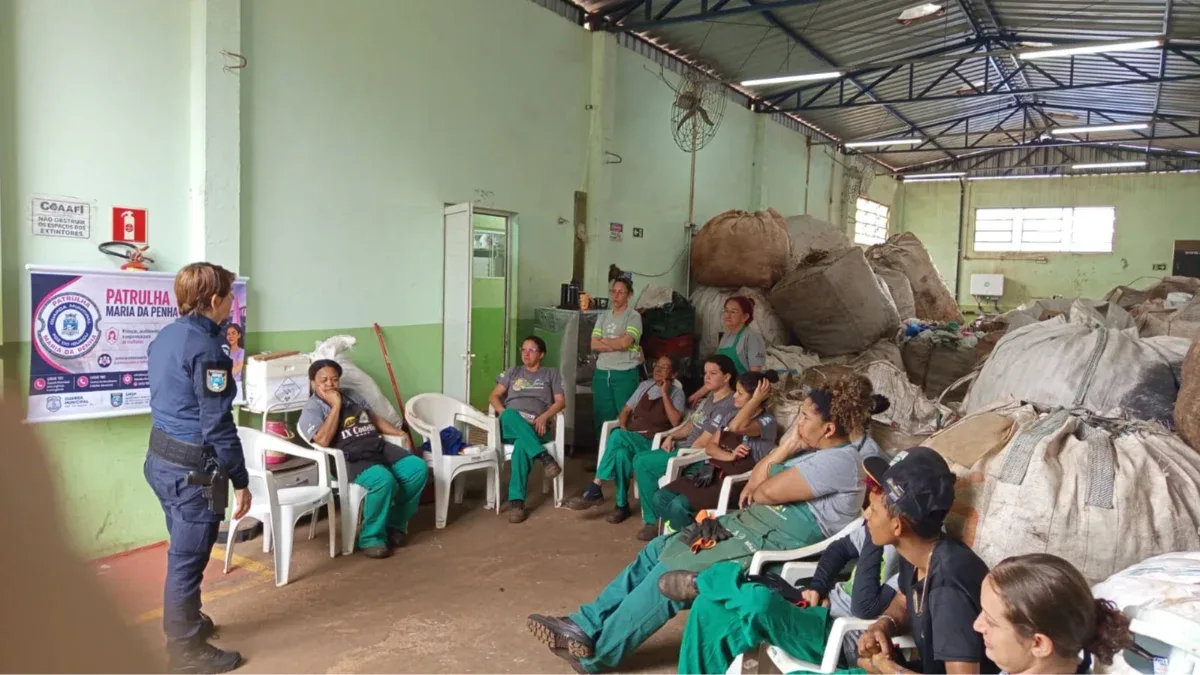 Patrulha Maria da Penha leva palestras sobre prevenção à violência contra a mulher a unidades de reciclagem em Foz