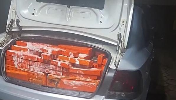 Acidente na Vila Portes leva PM a carros com 676 quilos de maconha; homem é preso