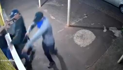 Câmera registra assalto à mão armada no bairro Maracanã, em Foz do Iguaçu