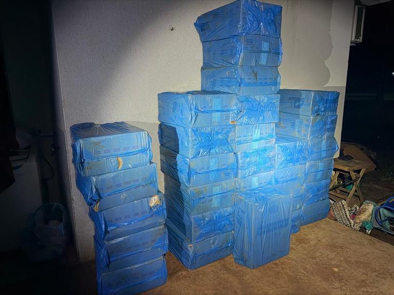 PF e PM apreendem 15,5 mil maços de cigarros paraguaios em depósito clandestino de Itaipulândia