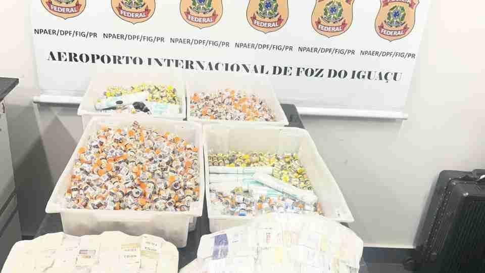 PF prende dois passageiros com cerca de 1,9 mil ampolas de medicamentos no Aeroporto de Foz