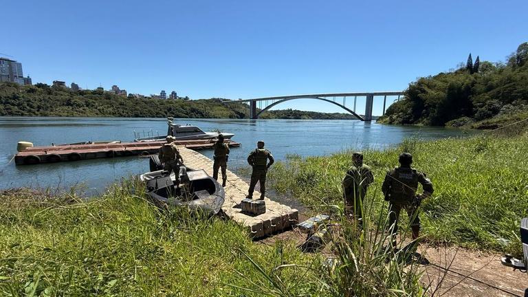 PF e PM apreendem 506 quilos de maconha após travessia pelo Rio Paraná em Foz