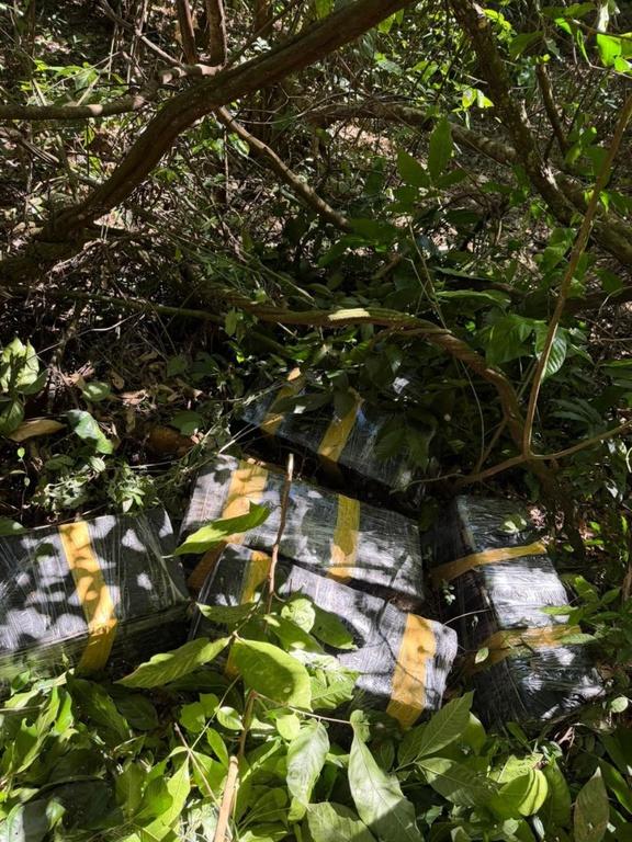 PF e PM apreendem 506 quilos de maconha após travessia pelo Rio Paraná em Foz