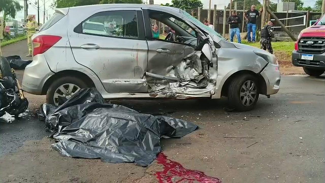 Colisão entre carro e duas motos deixa uma pessoa morta e outra ferida