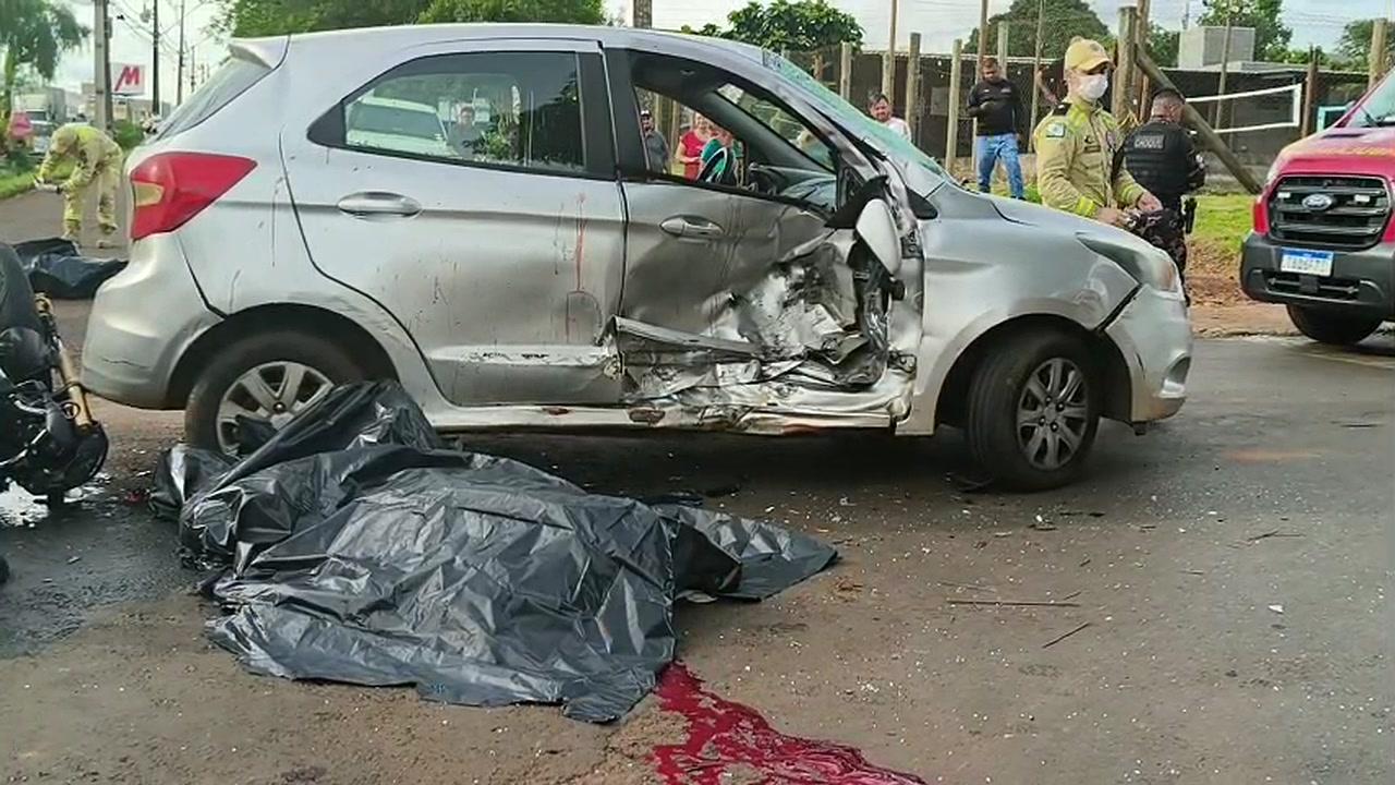 Colisão entre carro e duas motos deixa uma pessoa morta e outra ferida