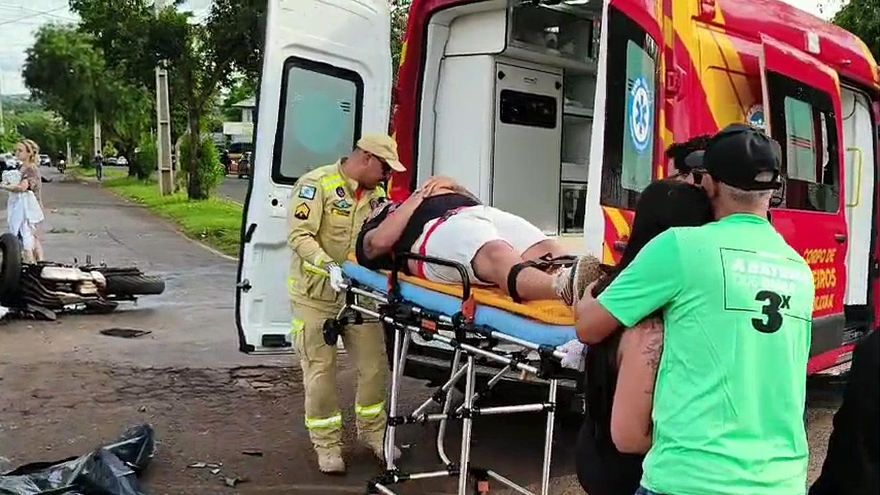 Colisão entre carro e duas motos deixa uma pessoa morta e outra ferida