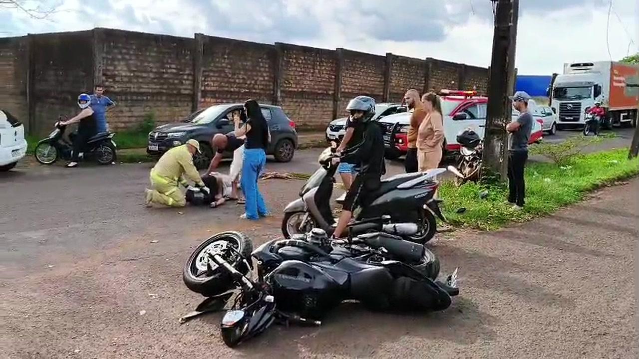 Colisão entre carro e duas motos deixa uma pessoa morta e outra ferida