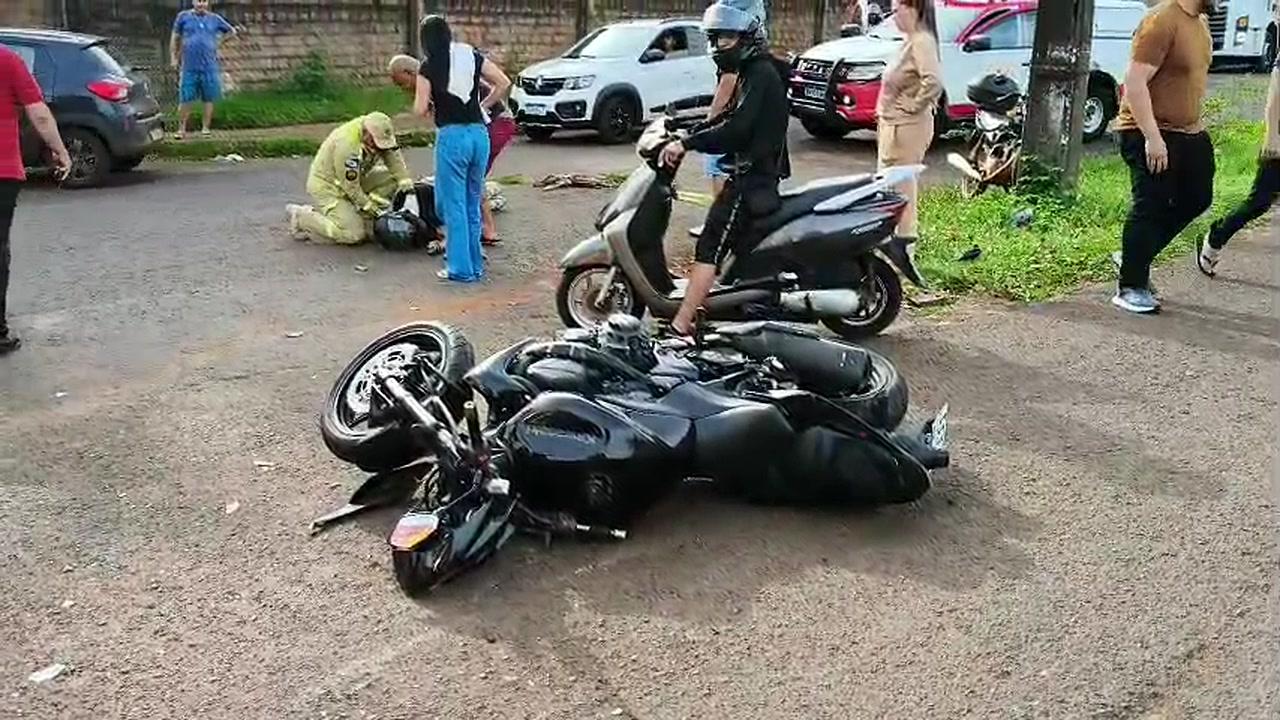 Colisão entre carro e duas motos deixa uma pessoa morta e outra ferida