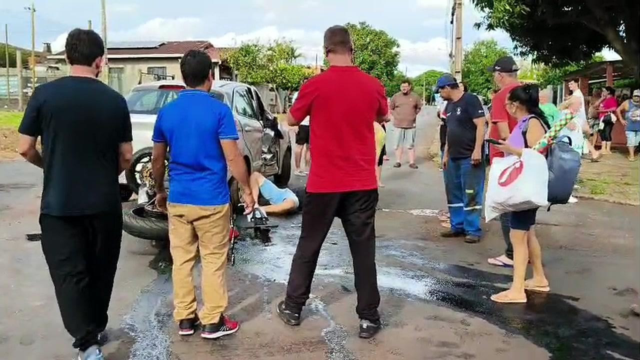 Colisão entre carro e duas motos deixa uma pessoa morta e outra ferida