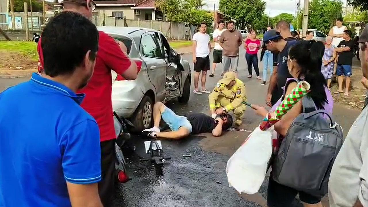 Colisão entre carro e duas motos deixa uma pessoa morta e outra ferida