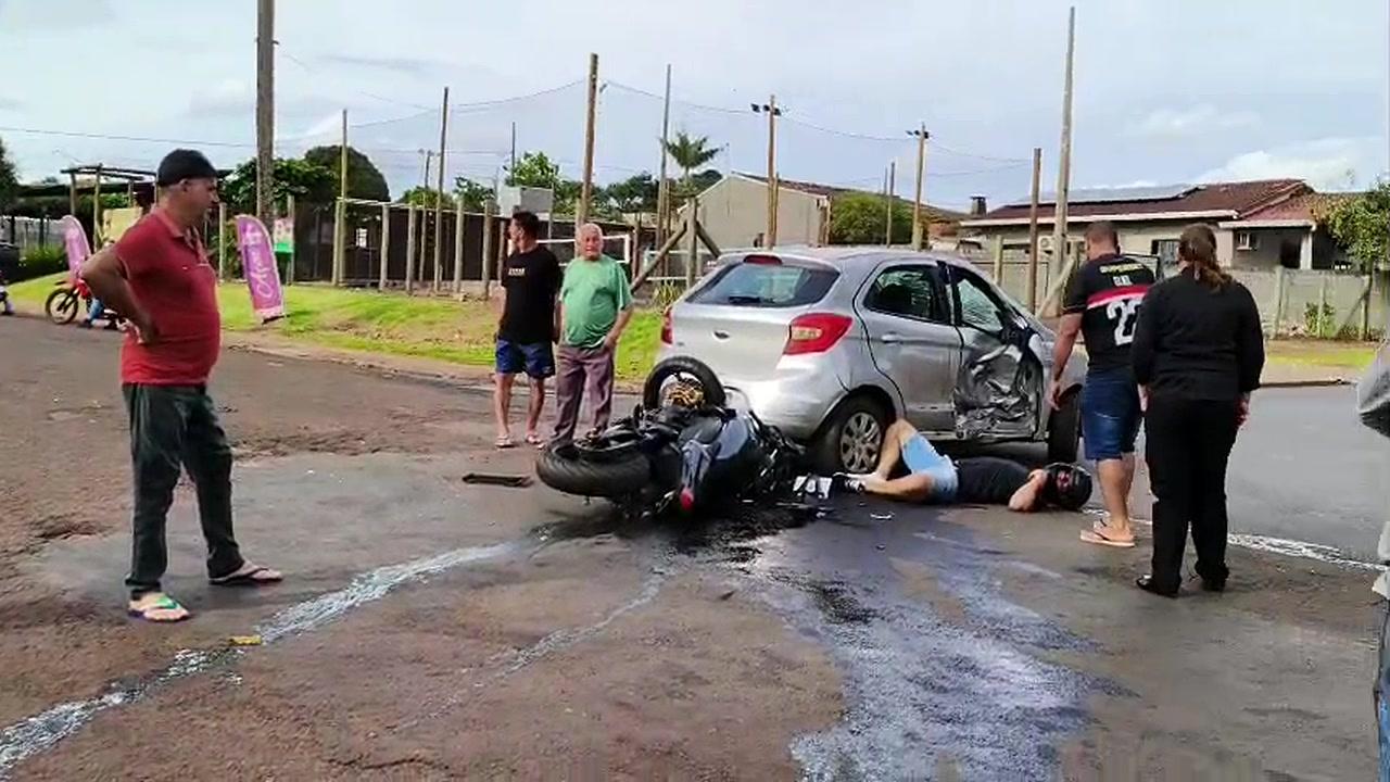 Colisão entre carro e duas motos deixa uma pessoa morta e outra ferida