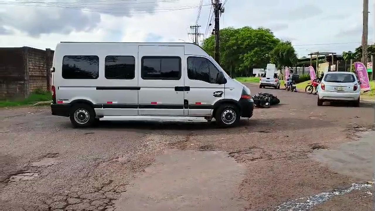 Colisão entre carro e duas motos deixa uma pessoa morta e outra ferida