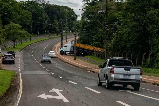 Caminhão fica sem freios, desce de ré e vai parar em área de mata na Vila A