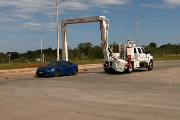 Carros de luxo apreendidos em investigação sobre tirzepatida passam por scanner na Ponte da Integração
