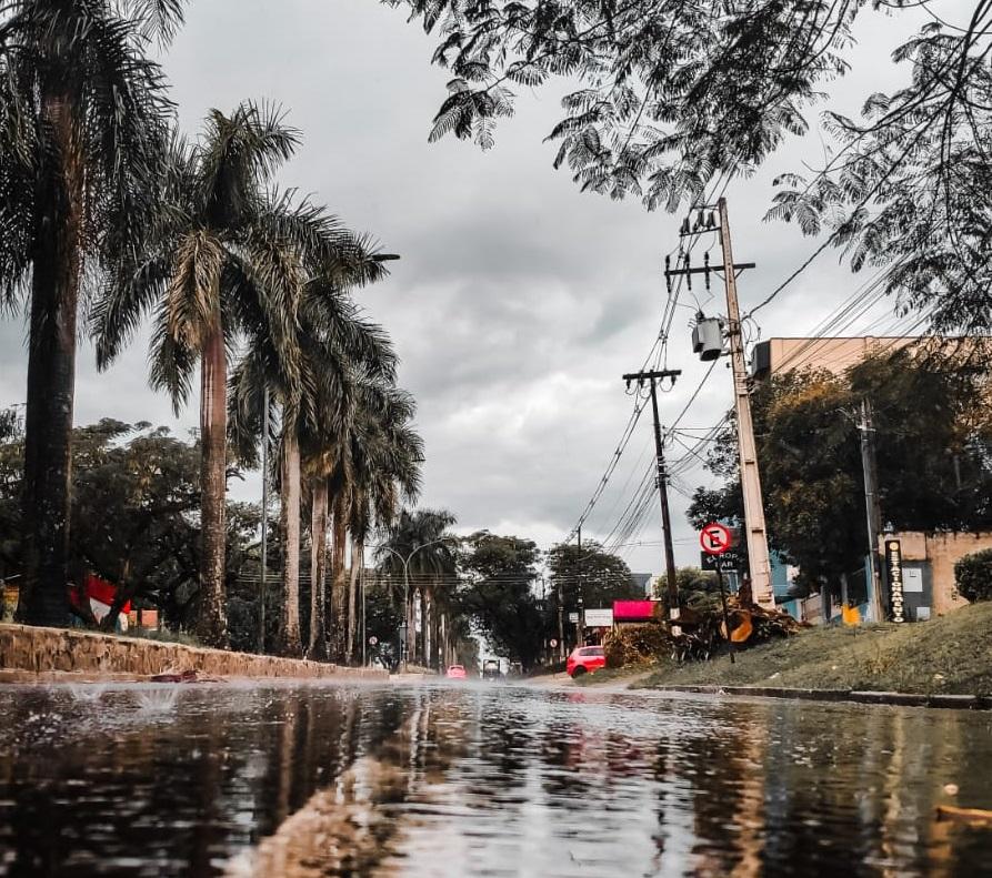 Semana começa com chuva no Oeste e risco de tempestades aumenta no Paraná