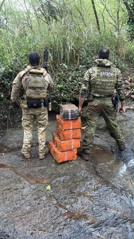 PF, PM e Exército apreendem 139,7 quilos de maconha após travessia pelo Rio Paraná em Foz