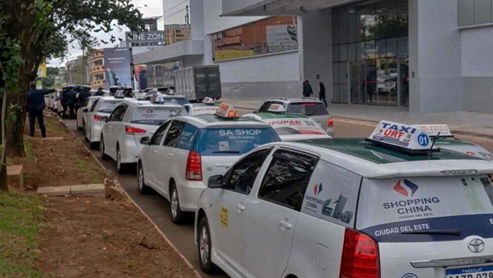 Taxistas de Ciudad del Este protestam contra novas regras para transporte turístico em Foz