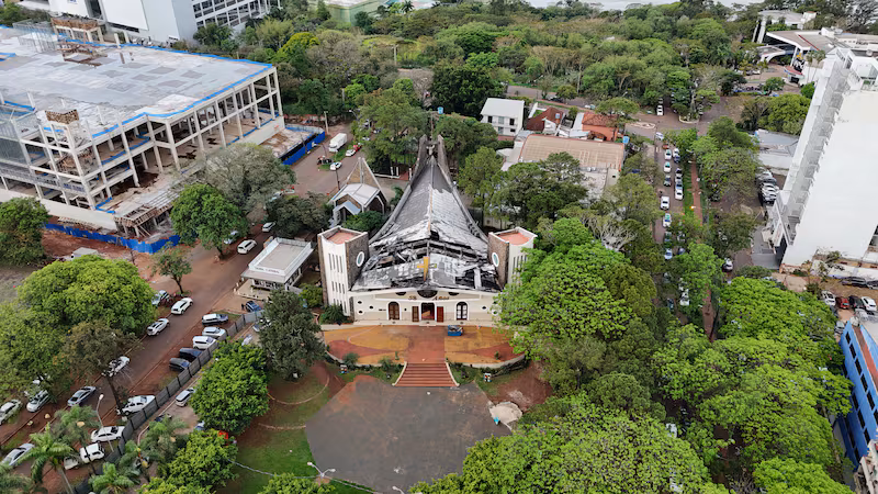 Restauração da Catedral San Blas avança em Ciudad del Este após incêndio