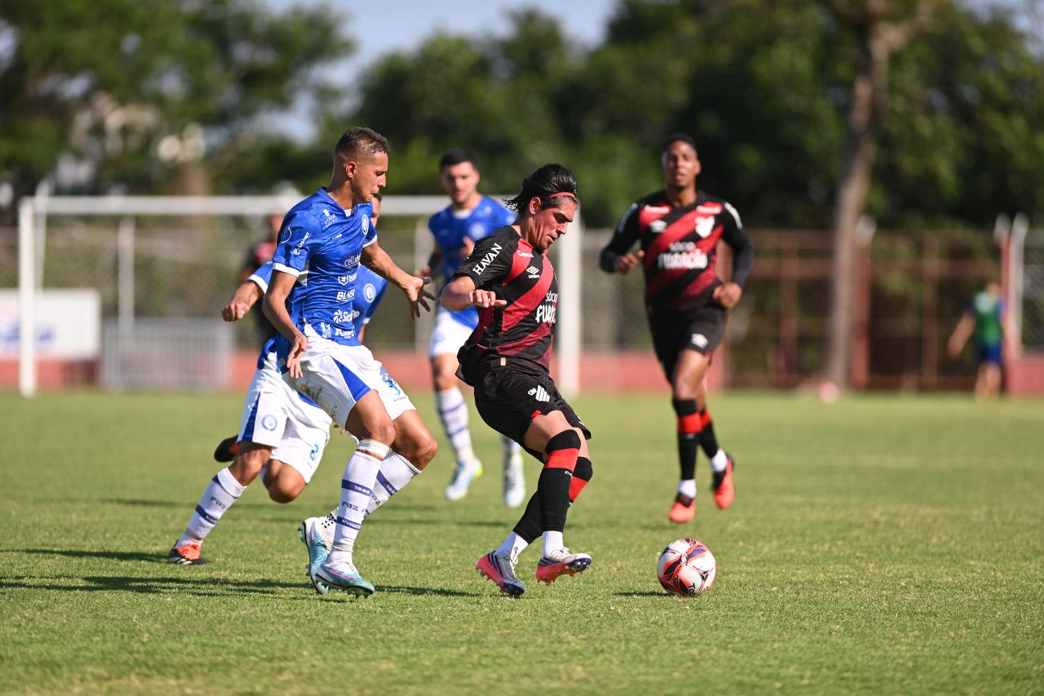 Gol olímpico garante vitória do Foz sobre o Athletico pela Copa Paraná