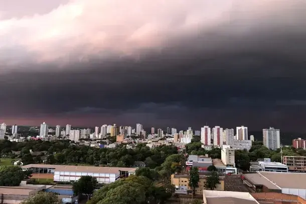 Foz segue em alerta vermelho nesta segunda; temporais podem ganhar força durante a tarde