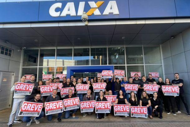 Greve fecha todas as agências da Caixa em Foz e entra no sétimo dia