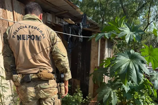 Homem foge pela mata e abandona quase 18 kg de maconha às margens do Rio Paraná, em Foz