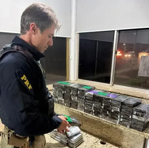 PRF apreende 143 celulares escondidos em carro na BR-277; 82 eram iPhones 17