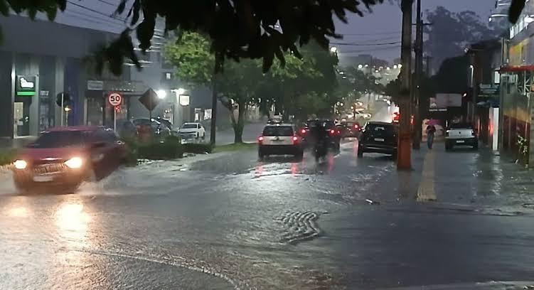 Foz terá mudança no tempo e entra em alerta para tempestade neste domingo