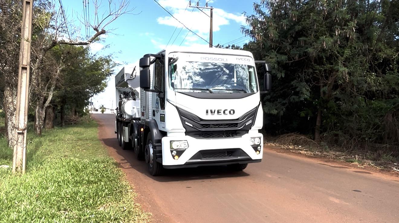 Foz investe R$ 1,4 milhão em novo caminhão para reforçar operações tapa-buracos