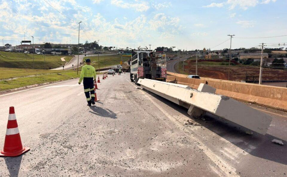 Vigas de concreto caem de caminhão e complicam trânsito no Trevo Cataratas, em Cascavel