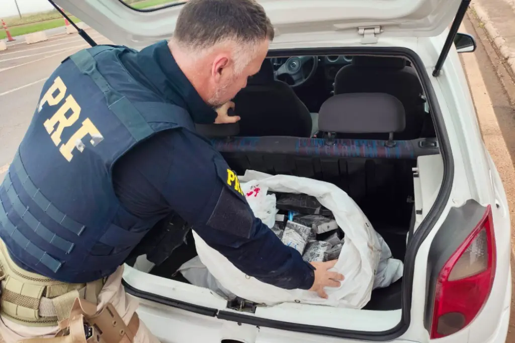 PRF encontra 61 celulares escondidos nas laterais de carro na BR-277