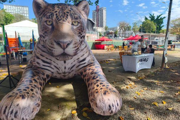 Onça-pintada gigante vira atração na Feira do Livro de Foz e aproxima público da conservação