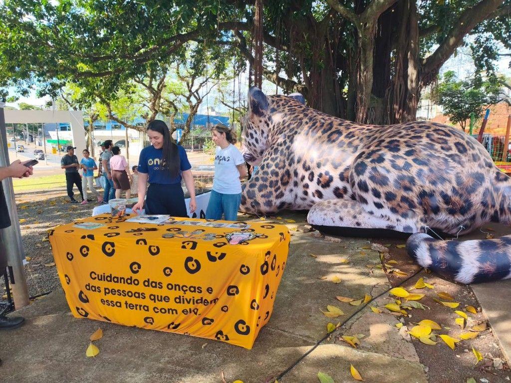 Onça-pintada gigante vira atração na Feira do Livro de Foz e aproxima público da conservação