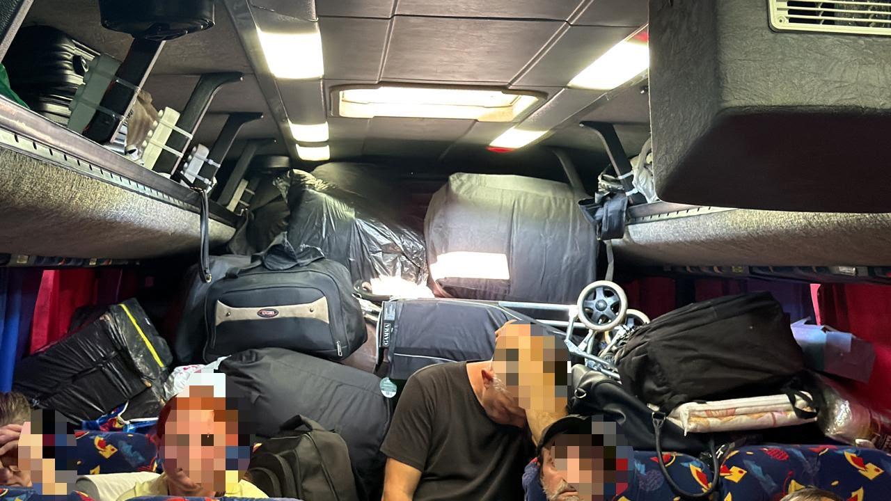 Ônibus com até 500 caixas de cigarros e 800 ampolas emagrecedoras é apreendido em Foz