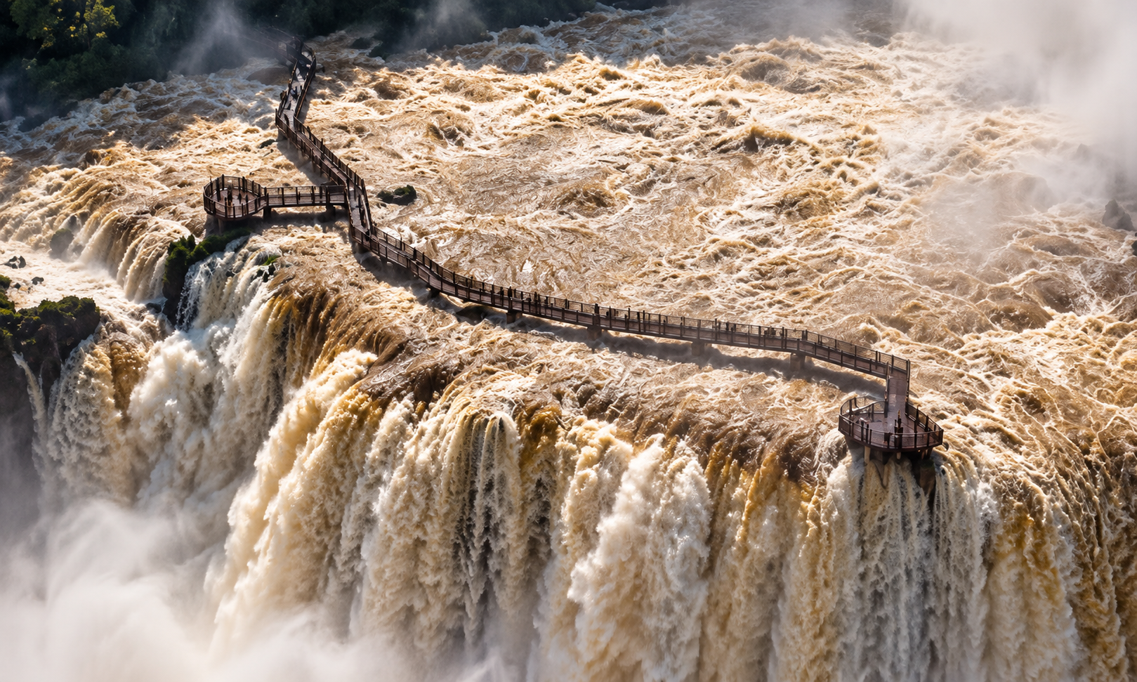 Cataratas do Iguaçu chegam a 11,8 milhões de litros por segundo e registram maior vazão de 2026