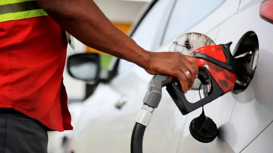 Gasolina fica mais barata em Foz do Iguaçu e litro custa, em média, R$ 6,43