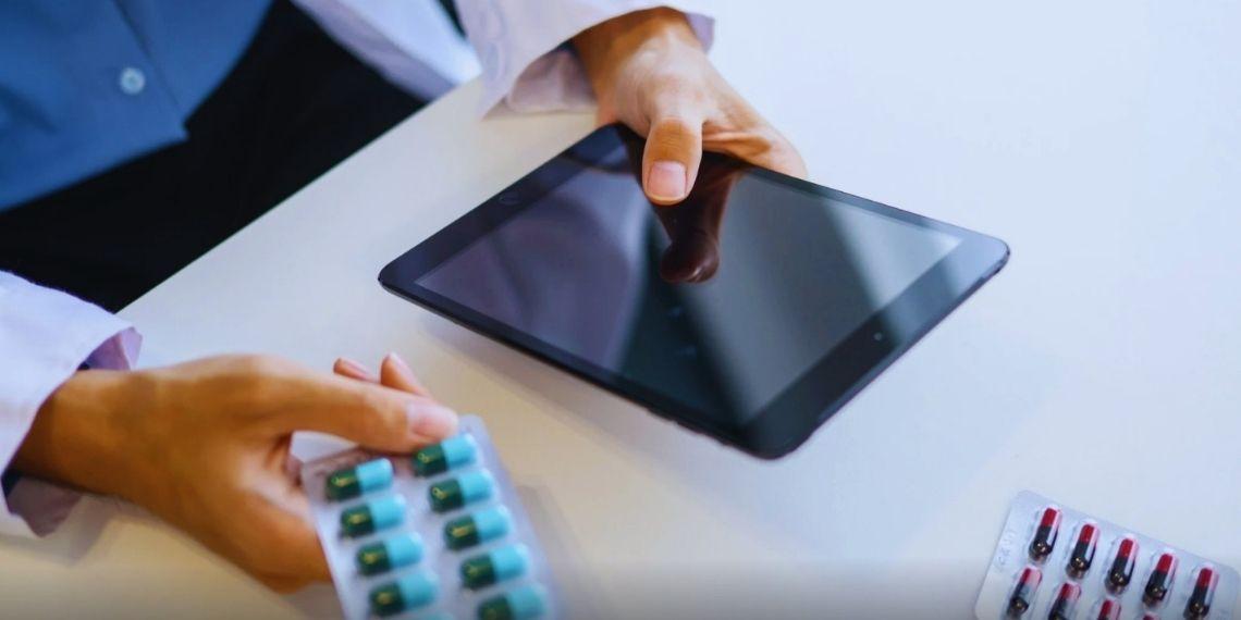 Pacientes crônicos já podem renovar receitas de medicamentos pelo celular em Foz