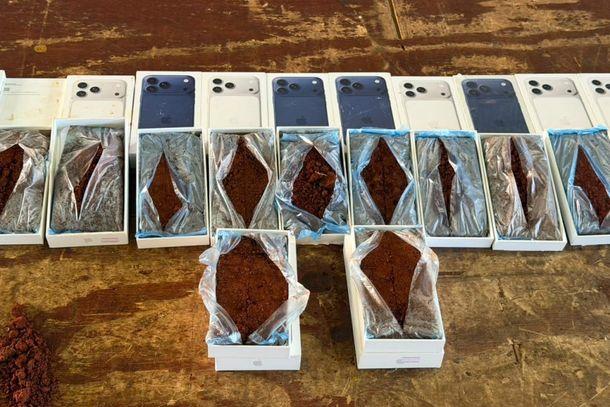 Receita encontra caixas de celulares recheadas com terra em fundo falso de van na Ponte da Amizade