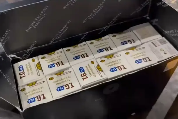 Receita apreende mais de mil ampolas de medicamentos escondidas em caixas de perfume na Ponte da Amizade