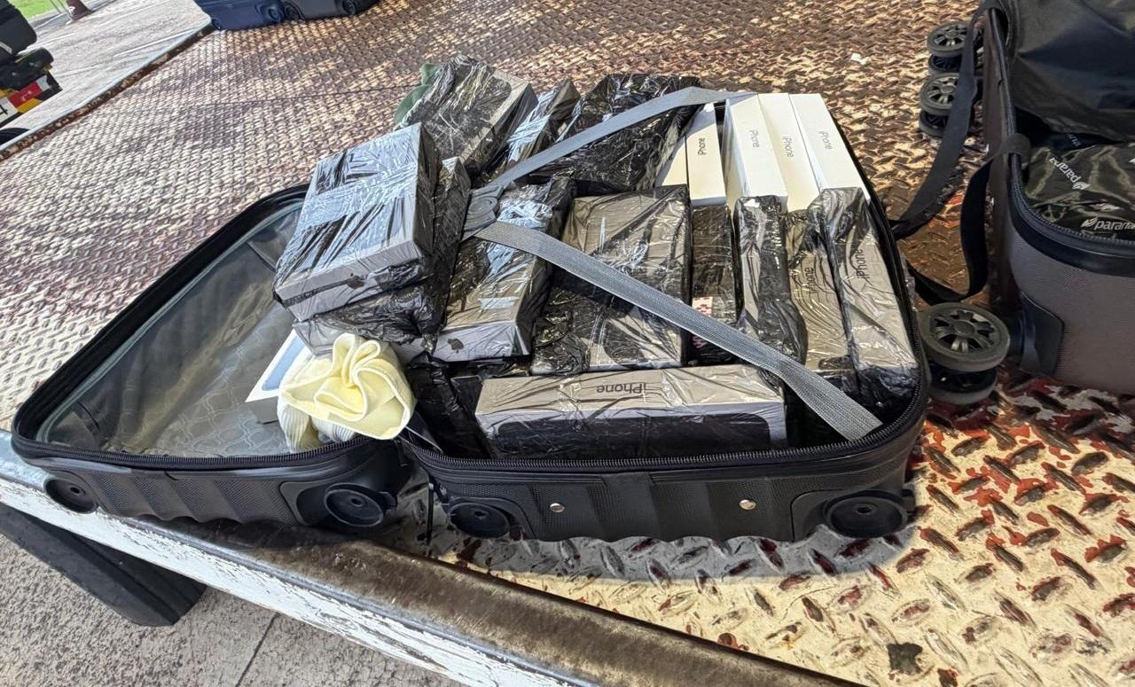 Receita apreende cerca de 30 iPhone 18 Pro Max em carga milionária no Aeroporto de Foz