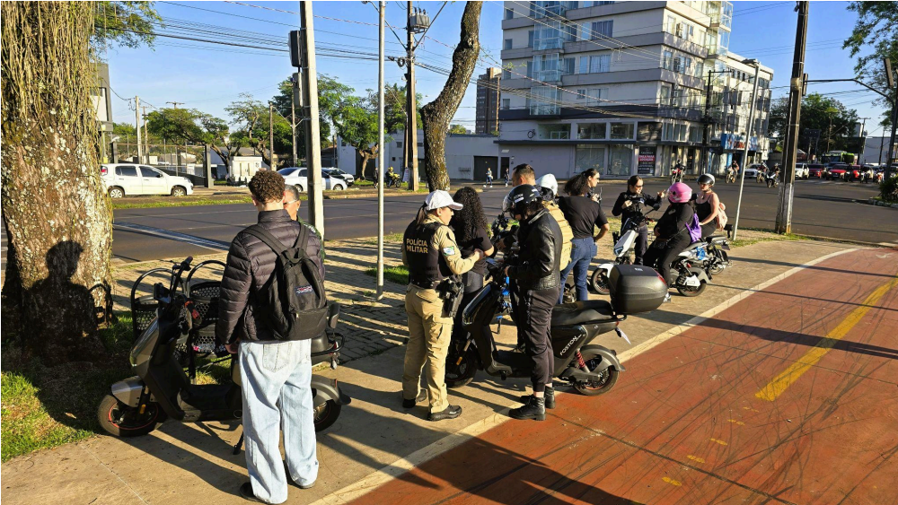 Ação educativa orienta ciclistas e usuários de patinetes em Foz